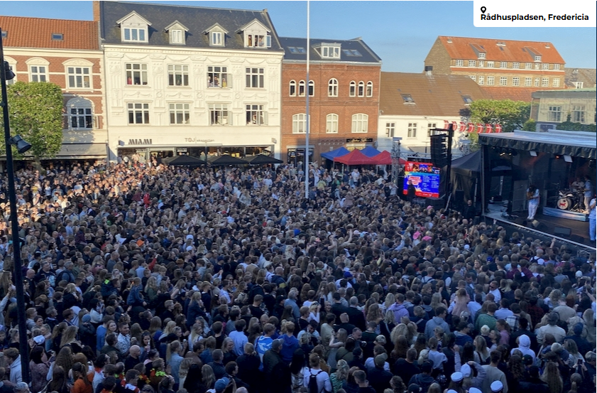 Billede af mennesker til Sommerrock på Rådhuspladsen