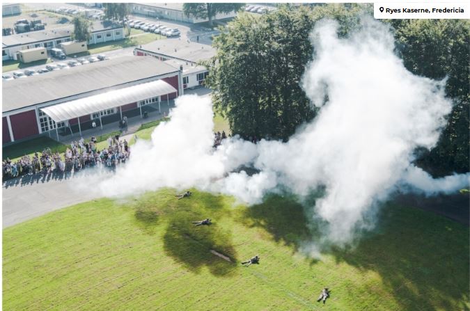 Luftbillede af kaserne med krudtrøg