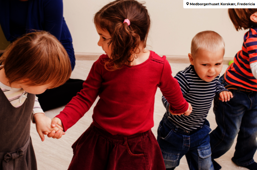 Billeder af børn, der leger