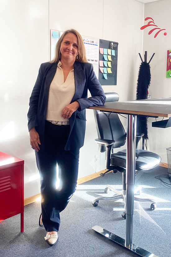 Karina Davids ved skrivebord