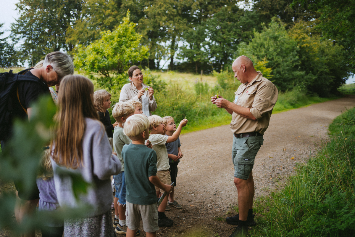 Naturvejleder med gruppe i naturen