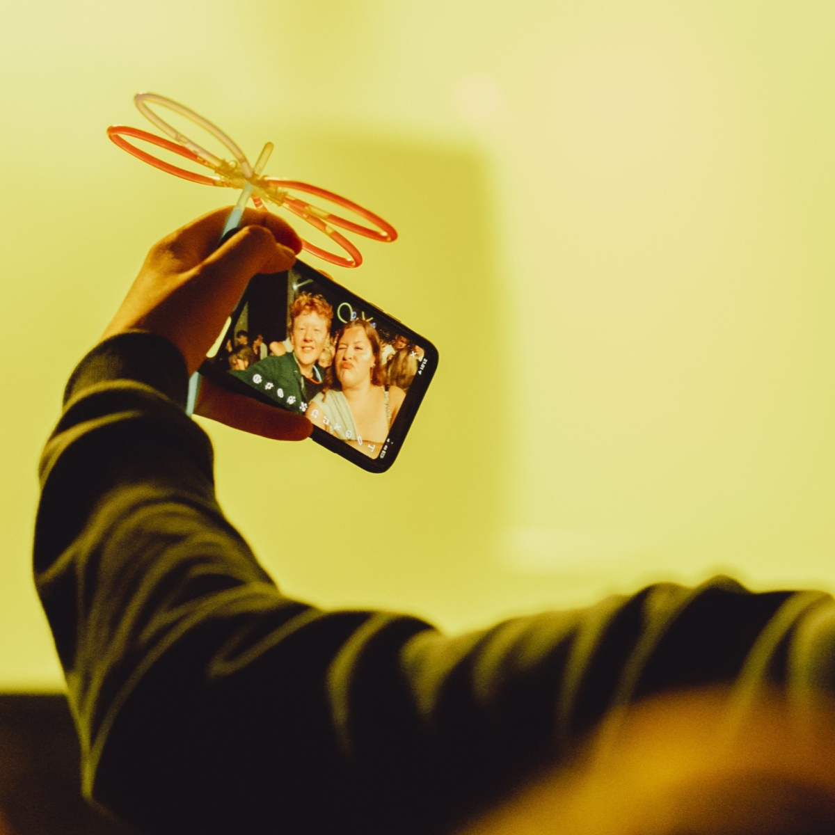 Unge tager en selfie af hinanden