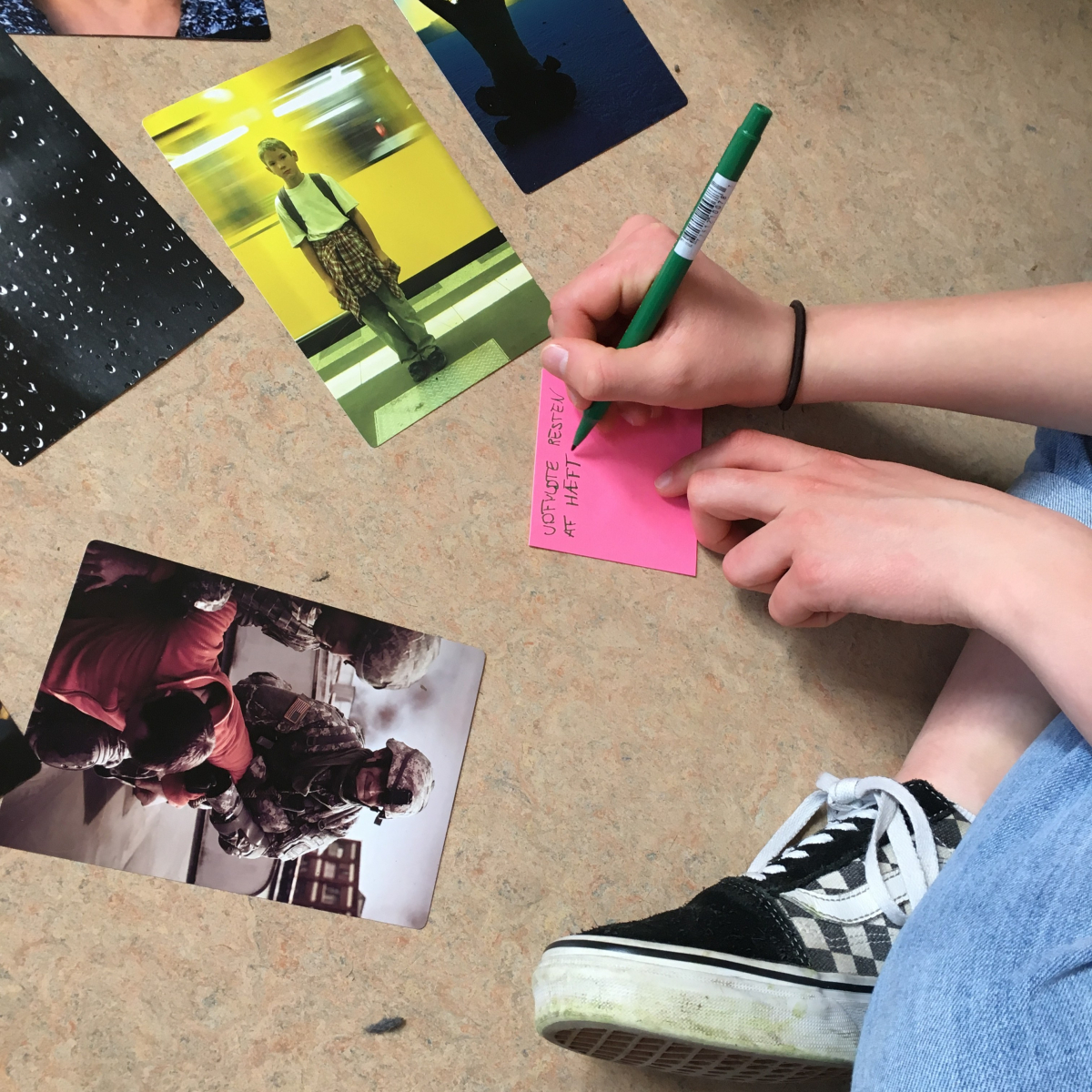 Person sidder og tegner på et kort