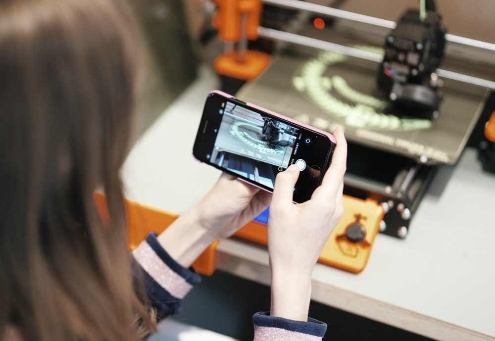 Pige tager billede af 3D print i Bülows MakerSpace