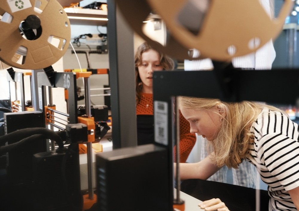 Piger kigger på 3D printere i Bülows MakerSpace