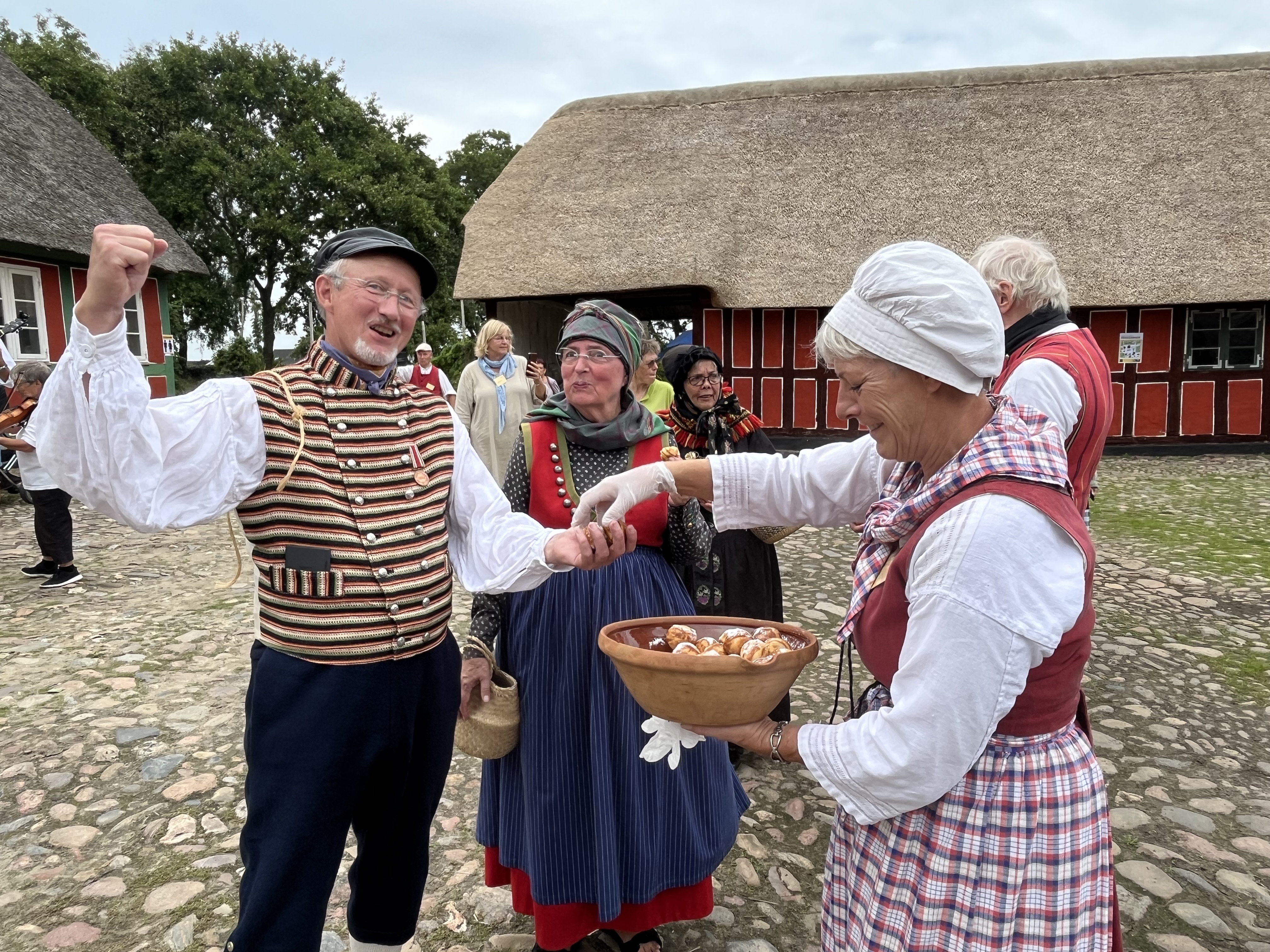 Høstfolket får æbleskiver