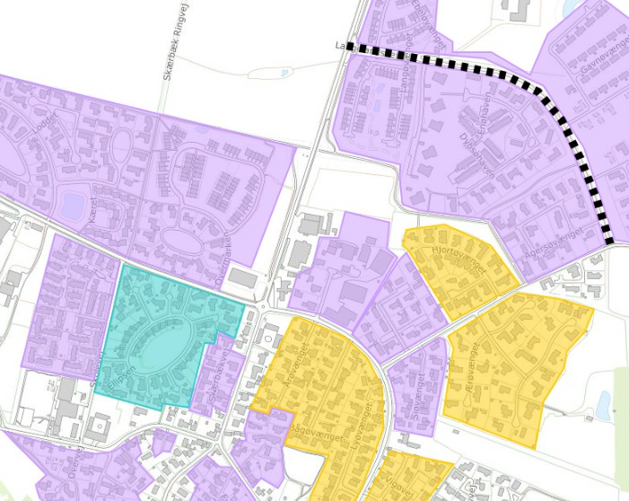 : Kortudsnittet er et eksempel på et område i kommunen med veje med forskellige vejstatus. Langelandsvej (den sorte stiplede vej) skal optages til offentlig vej, når den er klar til dette. Lilla områder er matrikler med vejadgang via private fællesveje. Blå/turkis område er Ellipsen, som er en del af etape 1, som nedklassificeres i den nuværende proces, begyndende i 2025. Gult markerede matrikler er sammenlignelige veje, der passer til de kriterier, hvor der bør ske en nedklassificering i en senere etape.